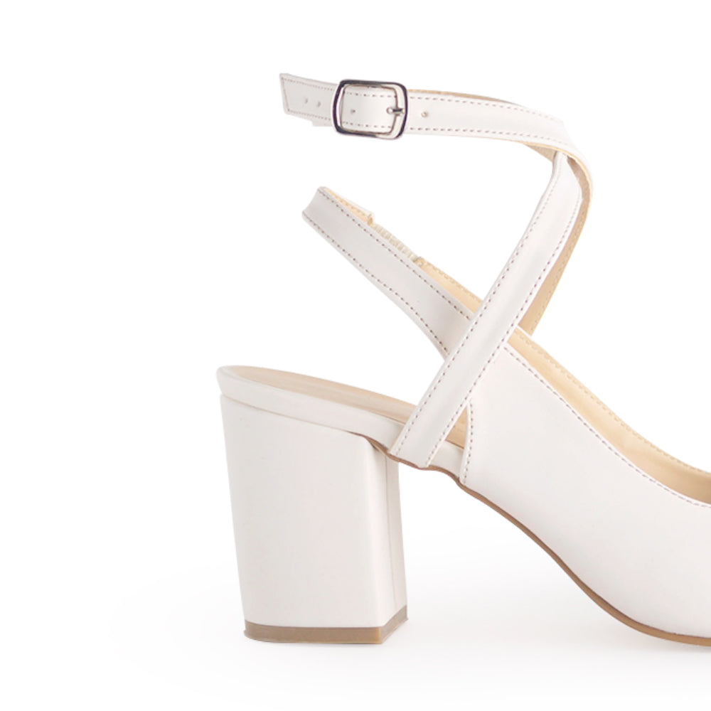 Vista trasera de tacón ancho medio de 7cm en zapatilla para mujer con hebilla ajustable en color beige