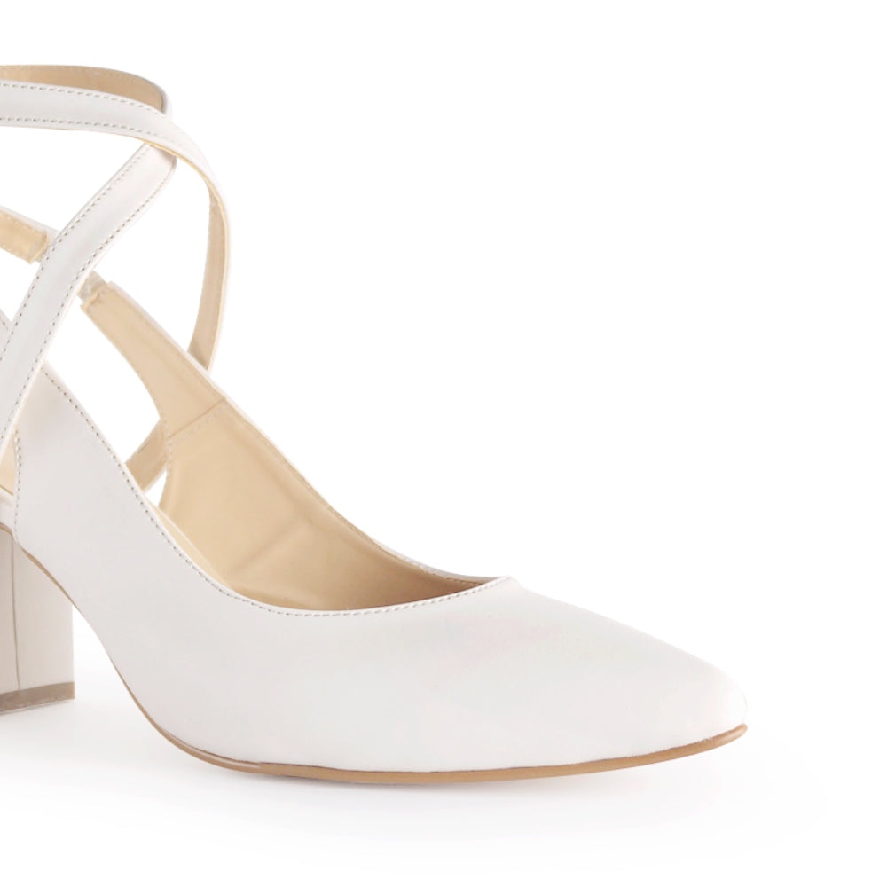 Vista a detalle de zapatilla beige con punta fina y pulsera ajustable para mujer