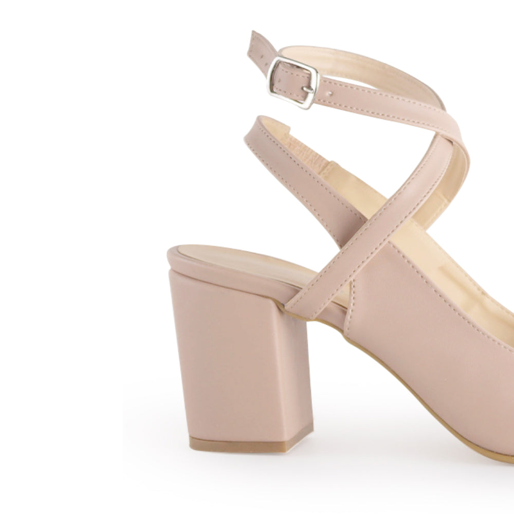 Vista trasera de tacón ancho medio de 7cm en zapatilla para mujer con hebilla ajustable en color maquillaje