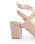 Vista trasera de tacón ancho medio de 7cm en zapatilla para mujer con hebilla ajustable en color maquillaje