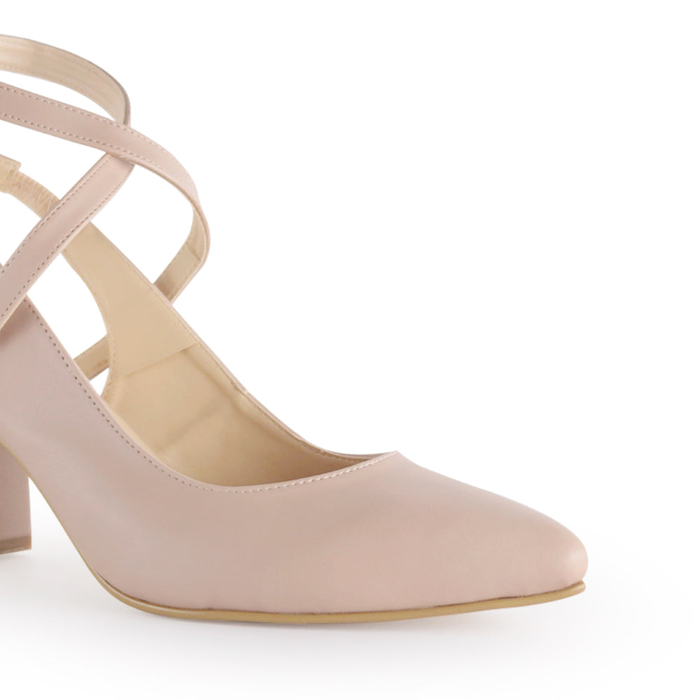 Vista a detalle de zapatilla maquillaje con punta fina y pulsera ajustable para mujer