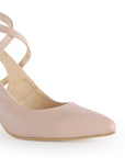 Vista a detalle de zapatilla maquillaje con punta fina y pulsera ajustable para mujer