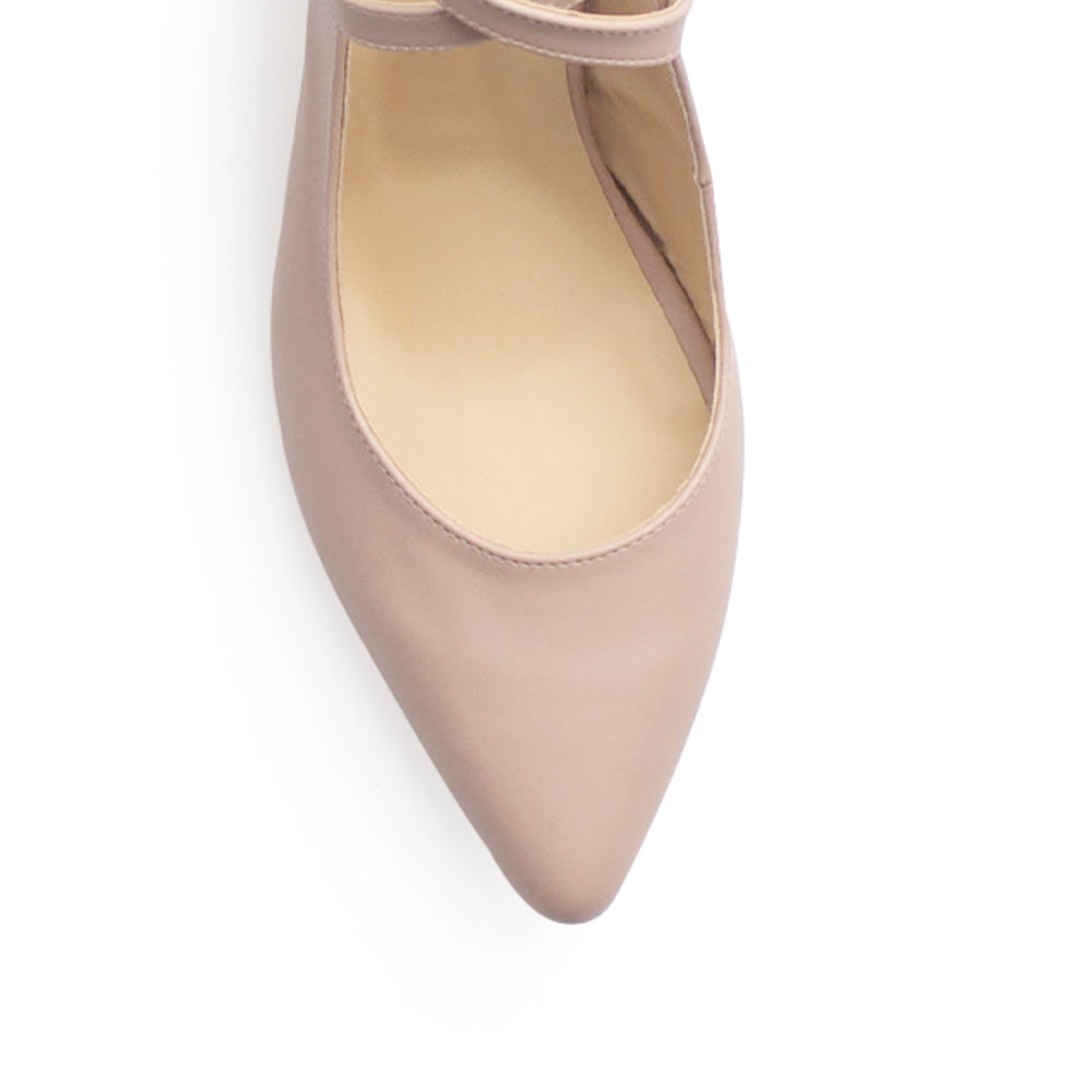 Vista de material cabra sintético en zapatilla para mujer con punta fina y tacón de 7cm