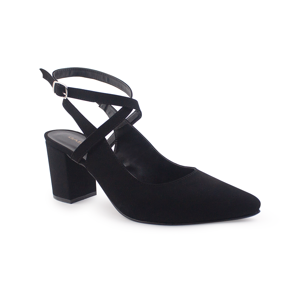 Vista diagonal de zapatilla negra para mujer con punta fina, hebilla ajustable y tacón medio de 7cm