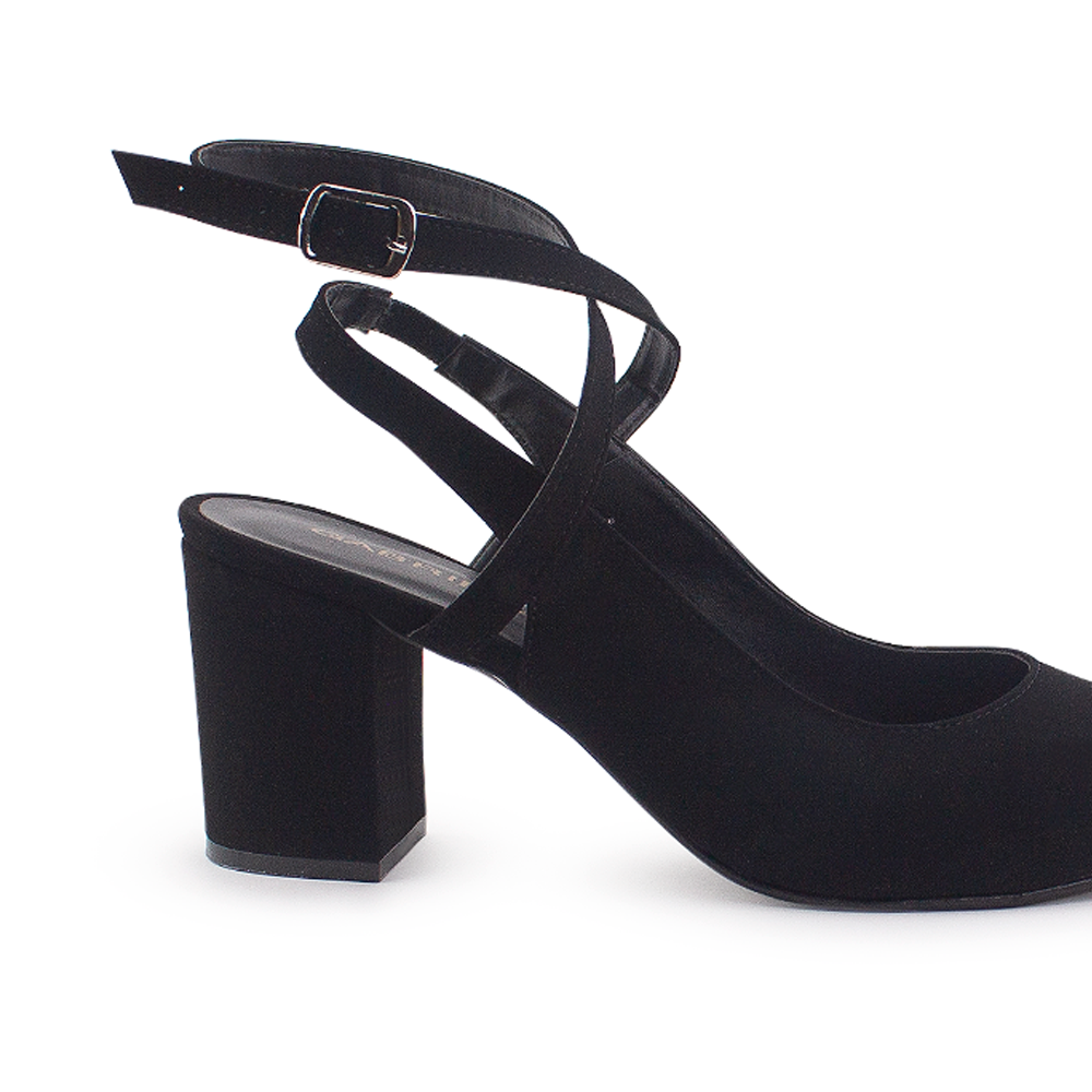 Vista trasera de tacón ancho medio de 7cm en zapatilla para mujer con hebilla ajustable en color negro