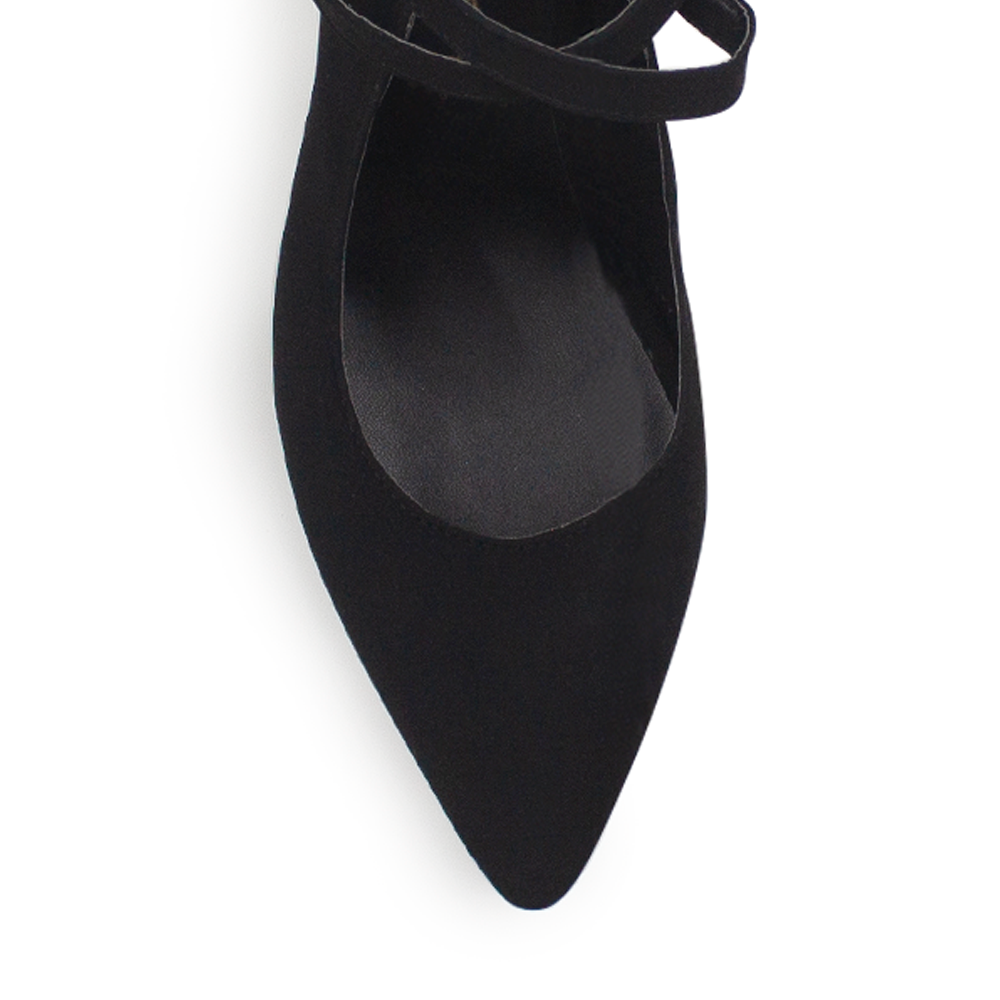 Vista a detalle de zapatilla negra con punta fina y pulsera ajustable para mujer