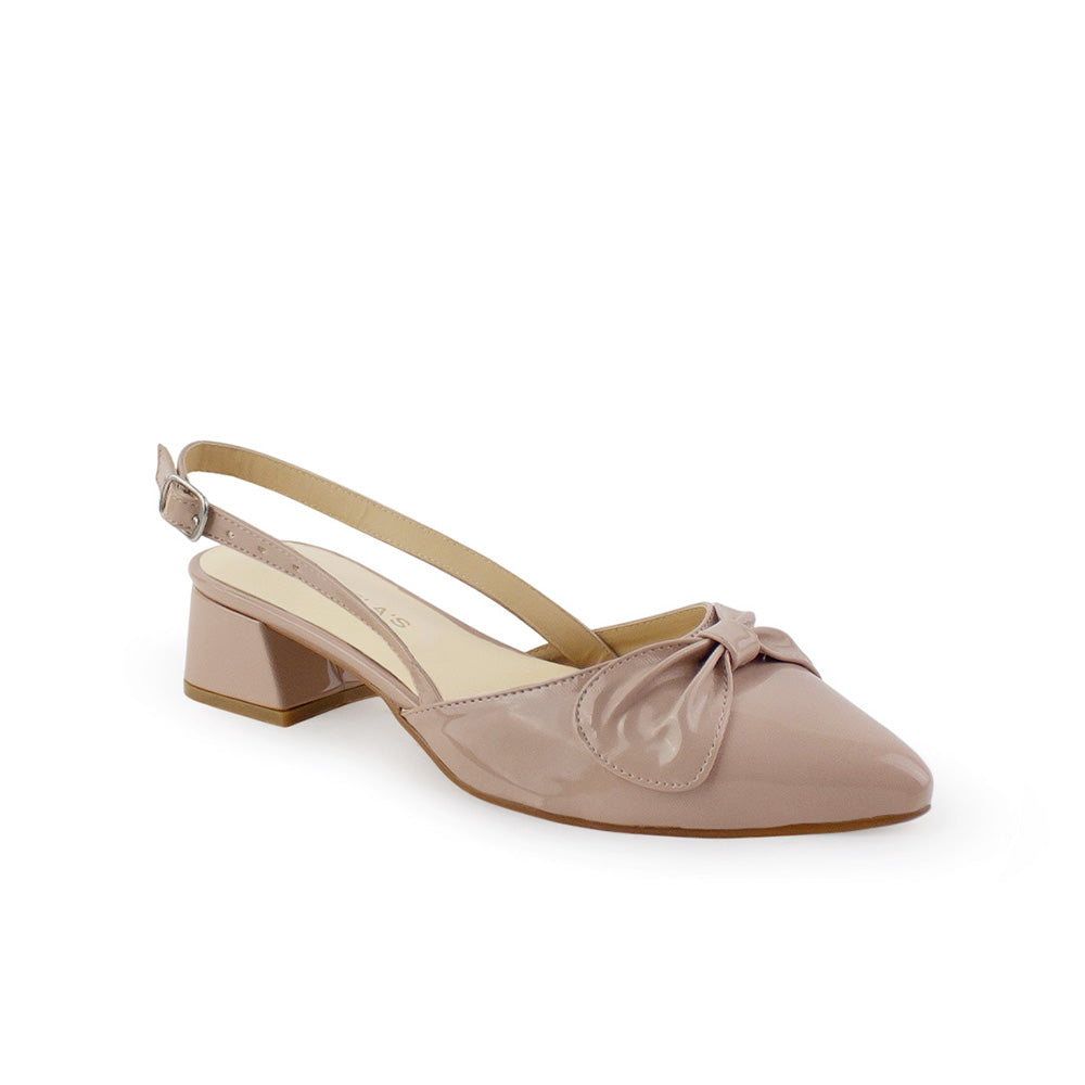 Vista diagonal de zapatilla maquillaje para mujer con punta fina destalonada y tacón de 4 cm