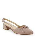 Vista diagonal de zapatilla maquillaje para mujer con punta fina destalonada y tacón de 4 cm