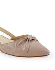 vista a detalle de moño frontal en zapatilla destalonada maquillaje para mujer con tacón bajo de 4cm
