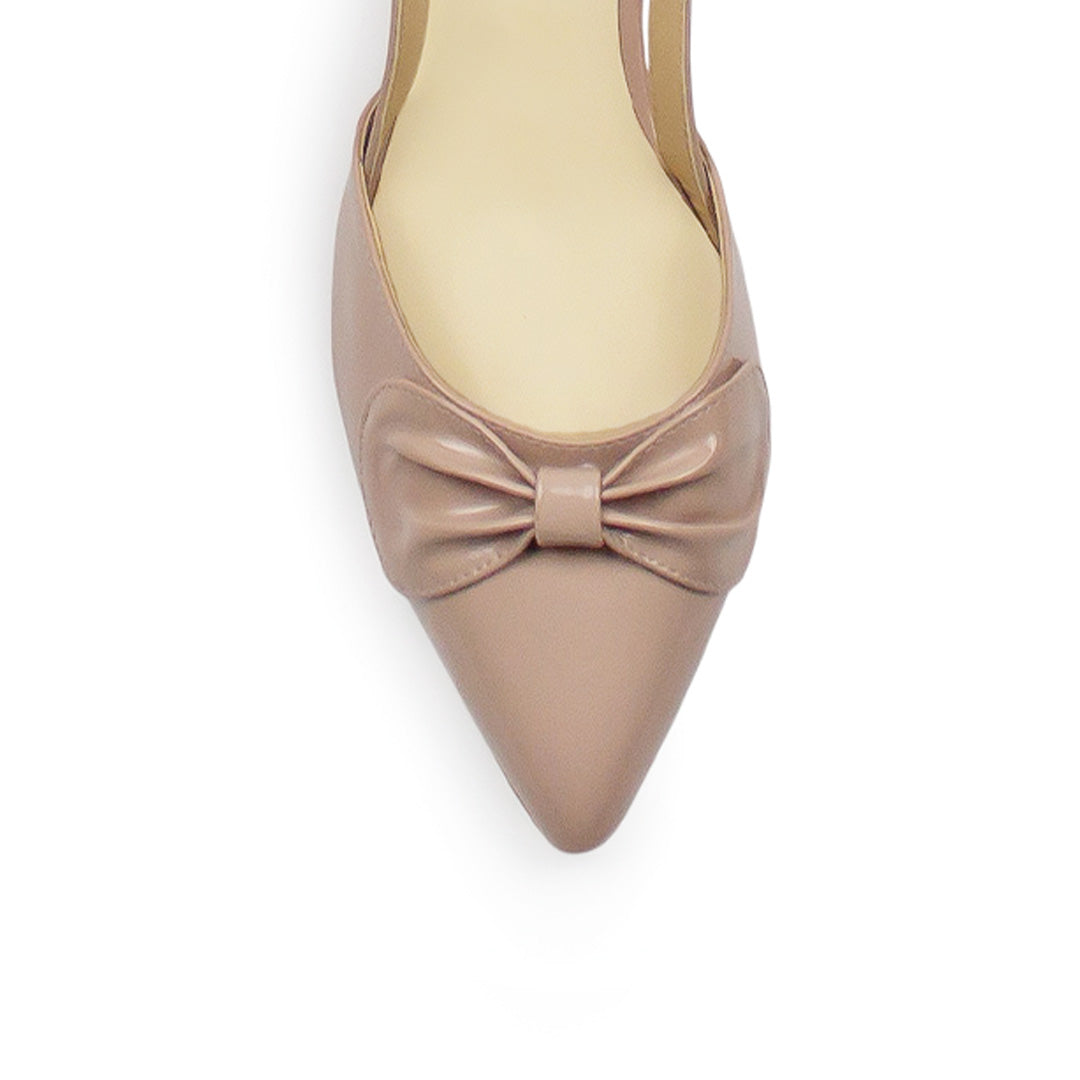 Vista de material charol en zapatilla destalonada y pulsera ajustable para mujer con tacón bajo de 4cm en color maquillaje