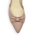 Vista de material charol en zapatilla destalonada y pulsera ajustable para mujer con tacón bajo de 4cm en color maquillaje