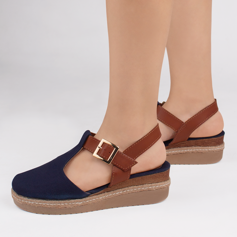 Plataformas azules destalonadas con pulsera café y hebilla ajustable plataforma baja 5 cm para dama