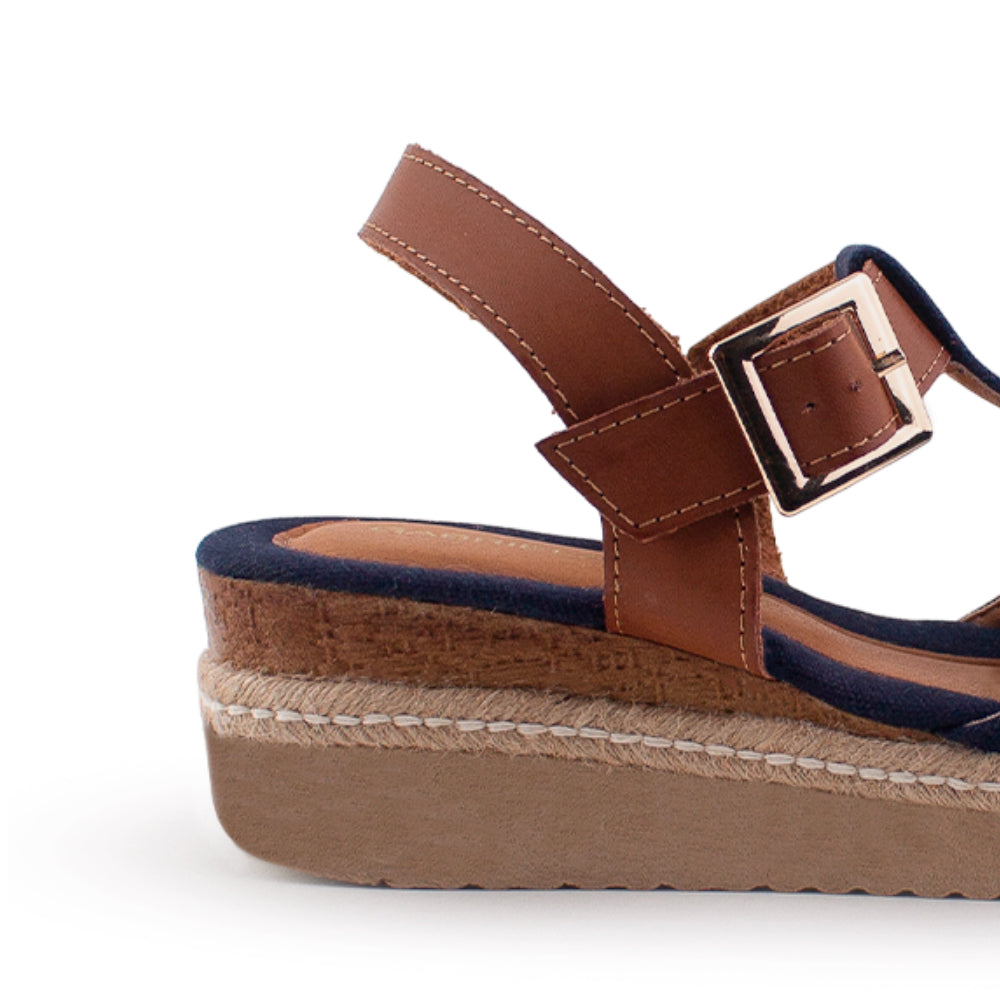 vista trasera de la plataforma baja 5 cm en las plataformas azules para dama con  pulsera ajustable café 