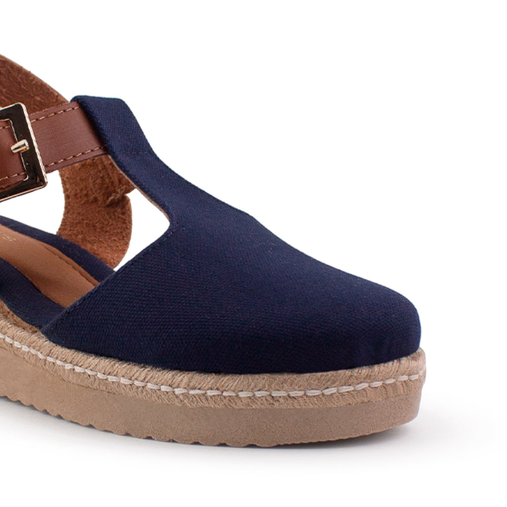 detalle del material sintético en las plataformas azules con plataforma baja 5 cm para dama y pulsera café ajustable  