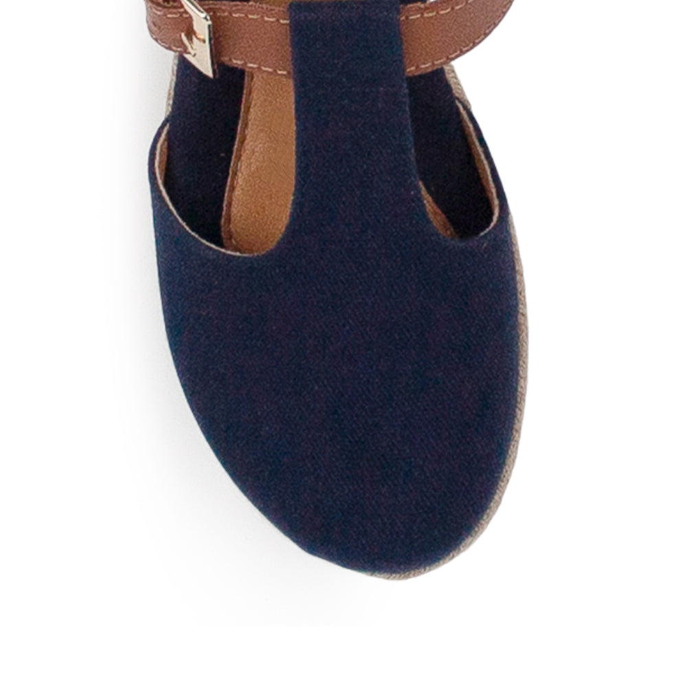 vista superior de plataformas azules para dama con pulsera ajustable café y plataforma baja 5 cm 