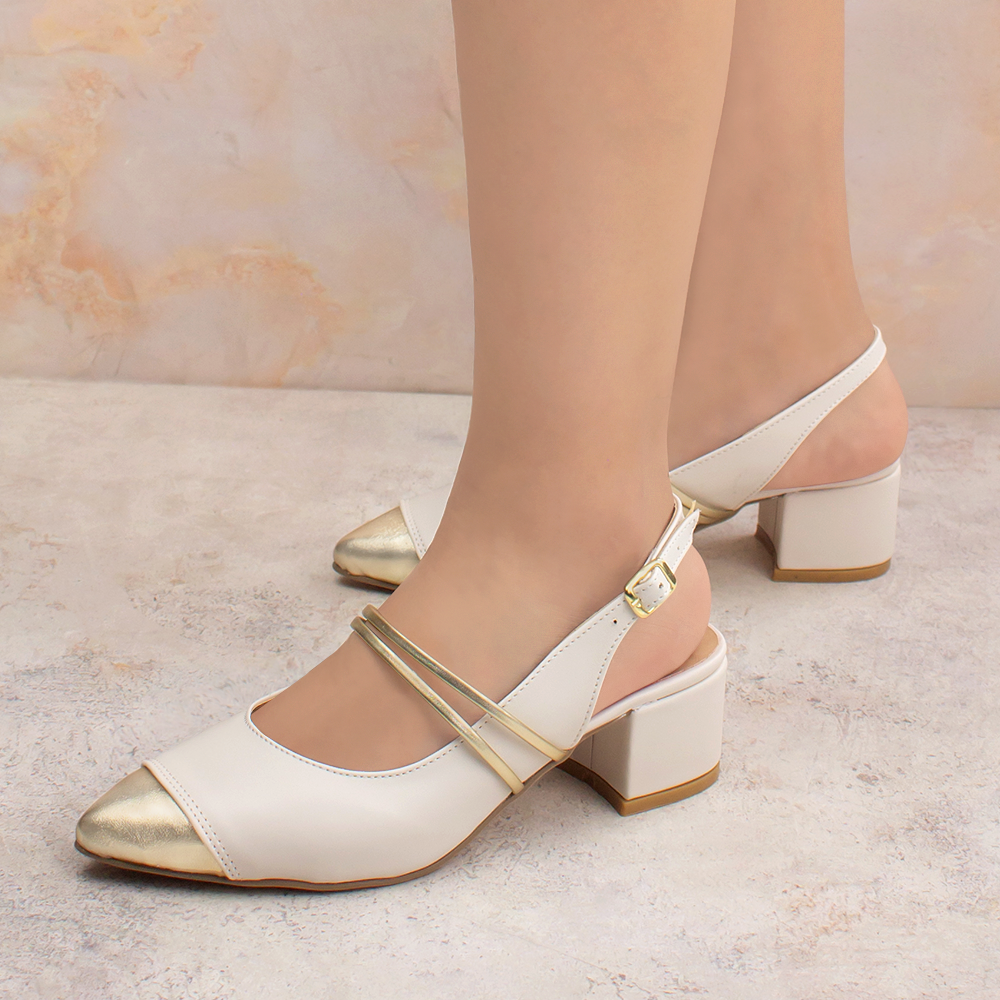 Zapatillas beige de punta dorada con pulsera ajustable al tobillo y tacón bajo 5cm para dama  