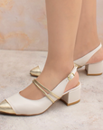 Zapatillas beige de punta dorada con pulsera ajustable al tobillo y tacón bajo 5cm para dama  