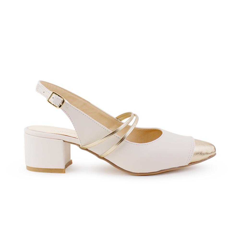 Vista lateral de zapatilla beige con punta dorada para dama , pulsera ajustable al tobillo y tacón bajo 5cm