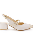 Vista lateral de zapatilla beige con punta dorada para dama , pulsera ajustable al tobillo y tacón bajo 5cm