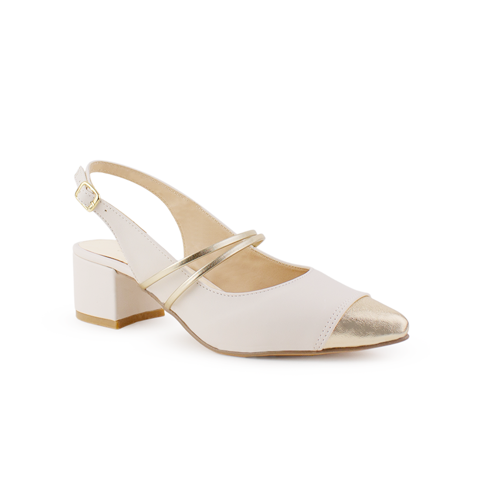 Vista diagonal de zapatilla beige con tacón bajo 5cm, punta dorada y pulsera ajustable al tobillo para dama 