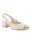 Vista diagonal de zapatilla beige con tacón bajo 5cm, punta dorada y pulsera ajustable al tobillo para dama 