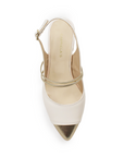 Vista superior de zapatilla beige con punta dorada, pulsera ajustable al tobillo y tacón bajo 5cm para dama 