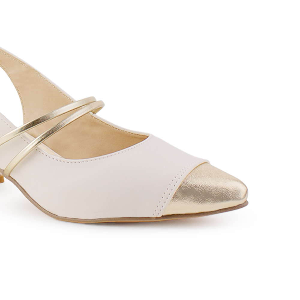 Detalle del material cabra sintético en zapatilla beige con punta dorada, pulsera ajustable al tobillo para dama y tacón bajo 5cm   