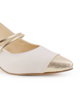 Detalle del material cabra sintético en zapatilla beige con punta dorada, pulsera ajustable al tobillo para dama y tacón bajo 5cm   