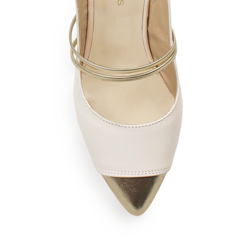 Vista del detalle en la punta dorada de la zapatilla beige para dama con tacón bajo 5cm y pulsera ajustable al tobillo  