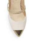 Vista del detalle en la punta dorada de la zapatilla beige para dama con tacón bajo 5cm y pulsera ajustable al tobillo  