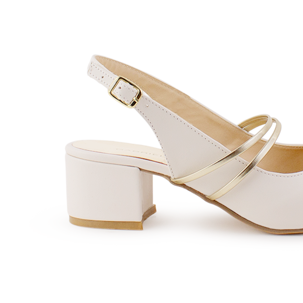 Vista trasera del tacón bajo 5cm en zapatilla beige con pulsera ajustable al tobillo y punta dorada para dama 