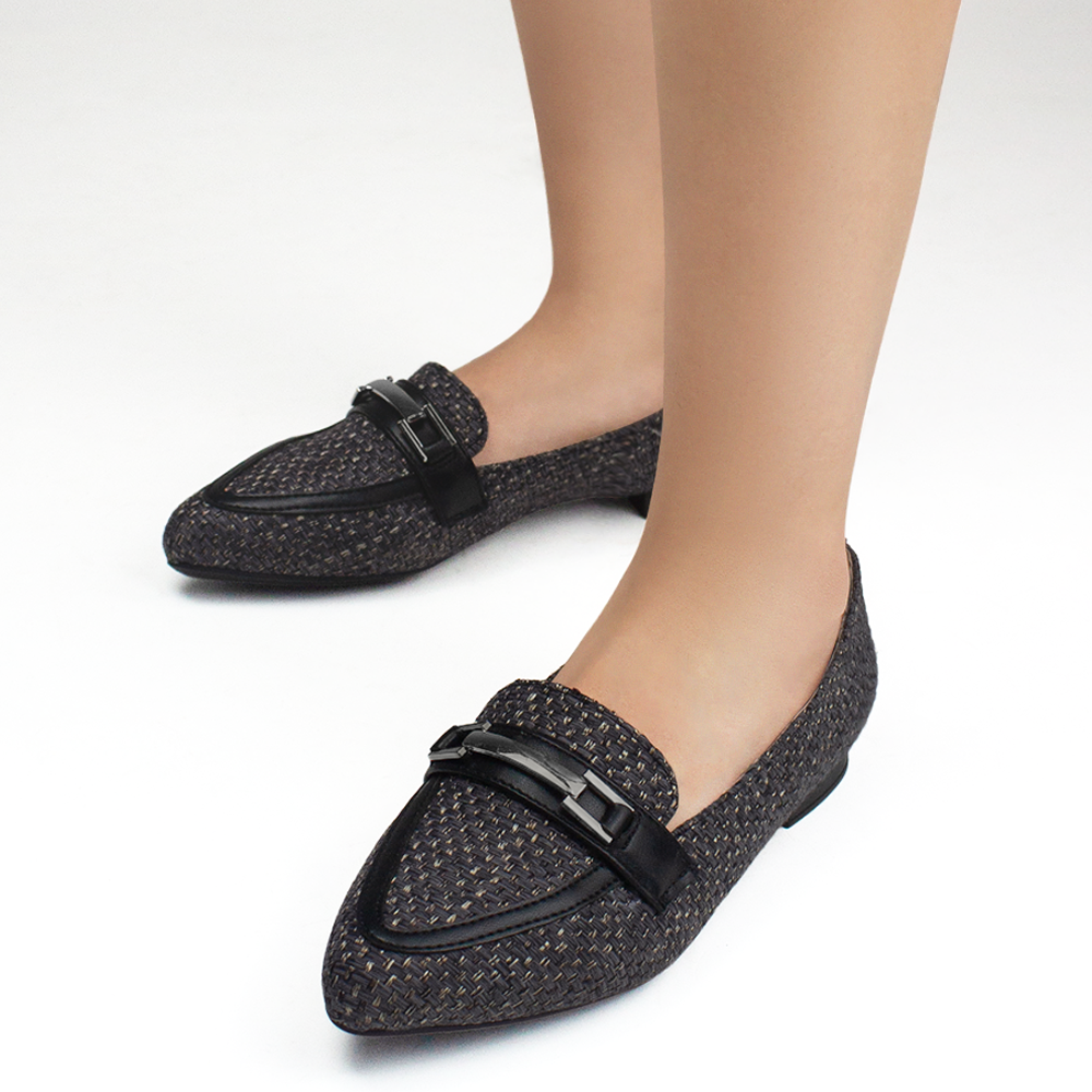 Mocasines negros para mujer con punta fina y herraje decorativo de piso
