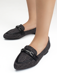Mocasines negros para mujer con punta fina y herraje decorativo de piso