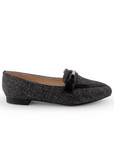 Vista lateral de mocasín negro para mujer con herraje decorativo y punta fina de piso