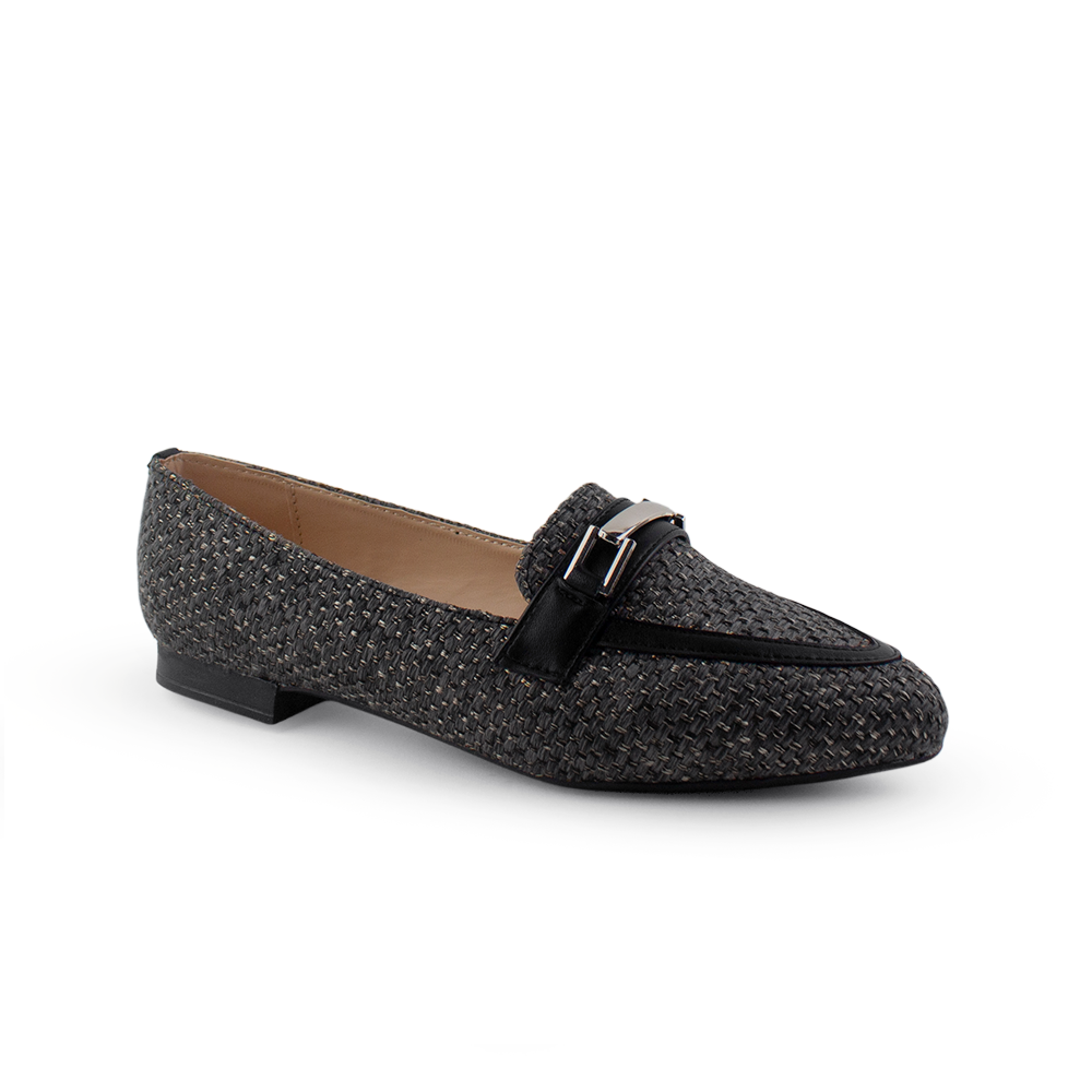 Vista diagonal de mocasín negro de meter para mujer con herraje decorativo en empeine y punta fina de piso