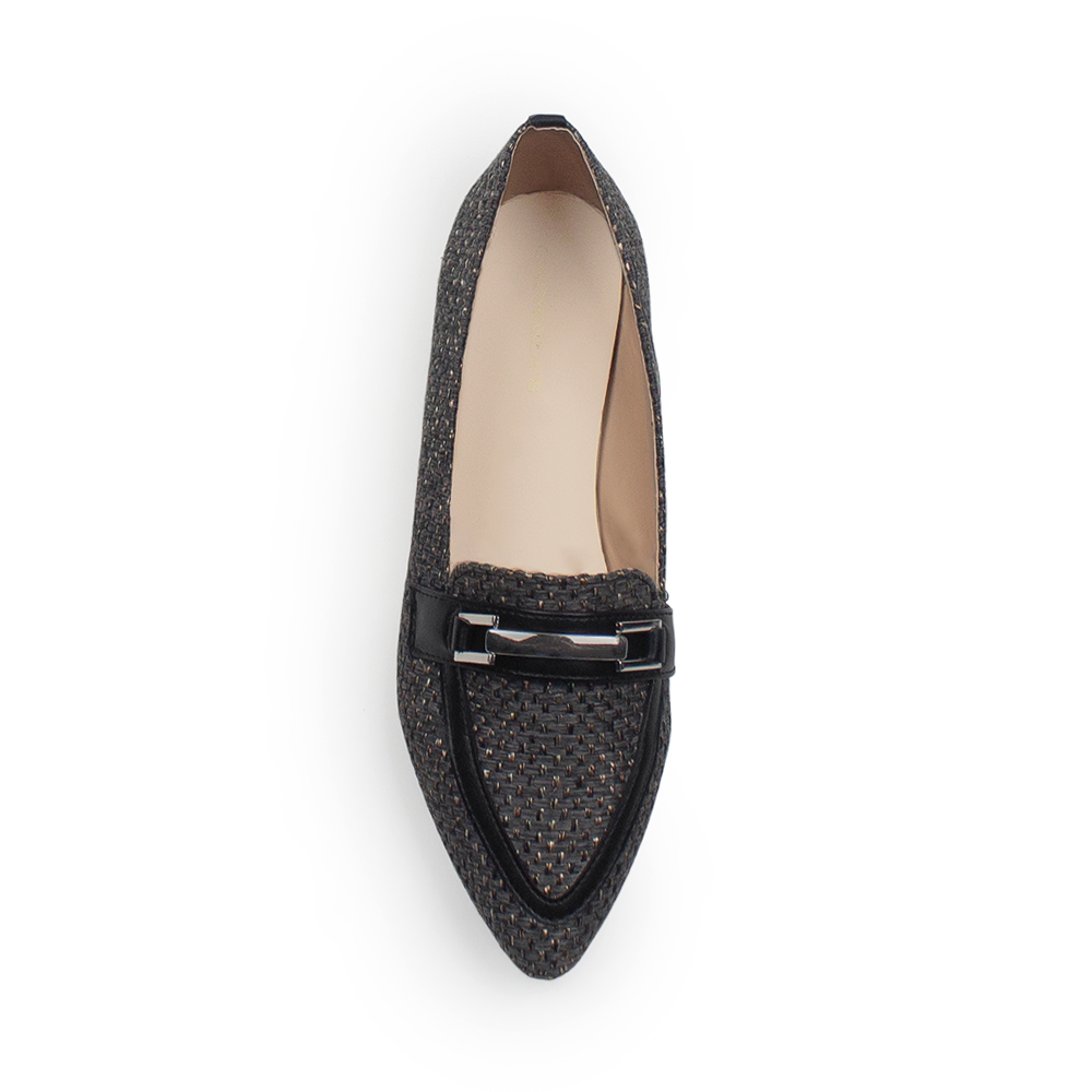 Vista superior de mocasín negro de meter para mujer con punta fina y herraje decorativo