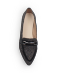 Vista superior de mocasín negro de meter para mujer con punta fina y herraje decorativo