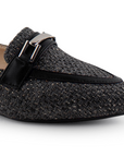 Vista a detalle de punta fina en mocasín negro para mujer con herraje decorativo de piso 