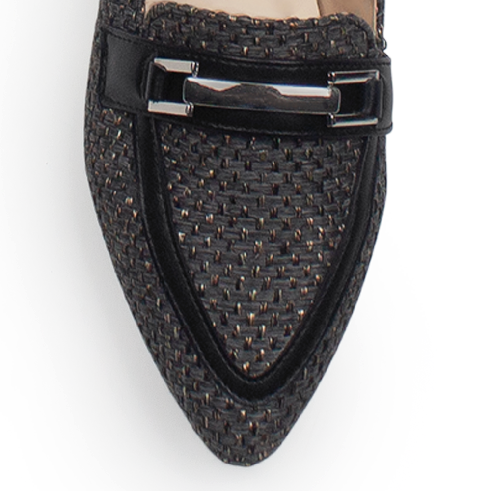 Vista de material sintético en mocasín negro de piso para mujer con herraje decorativo de meter
