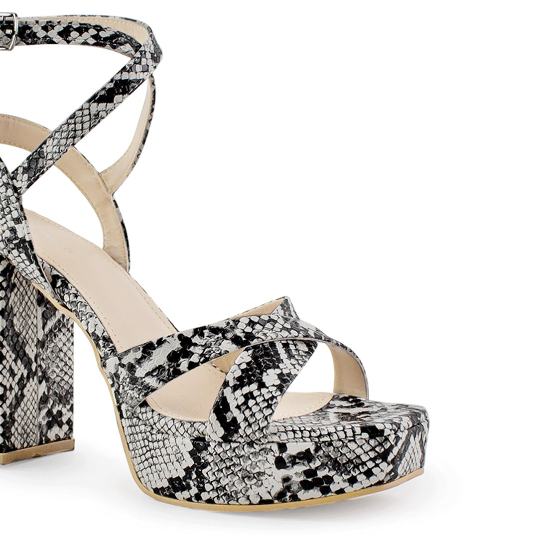 detalle del material sintético en zapatillas beige negro para dama de plataforma con tiras cruzadas y tacón alto 11cm 