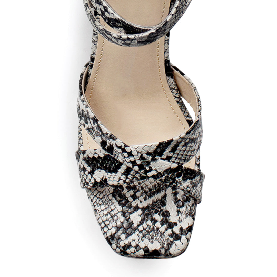 vista del detalle en tiras cruzadas de las zapatillas beige negro para dama con tacón alto 11cm y plataforma 
