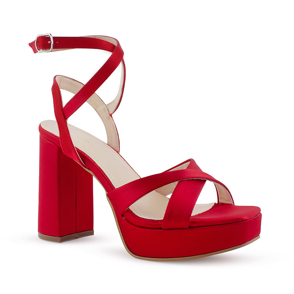 vista diagonal de zapatillas para dama rojas con tacón alto 11 cm y tiras cruzadas al frente