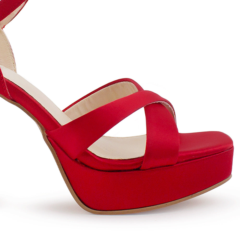 vista trasera del tacón grueso alto 11cm con correa ajustable y tiras cruzadas en zapatillas rojas para dama