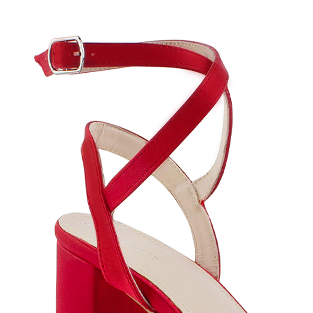 vista del detalle en tiras cruzadas de las zapatillas rojas para dama con tacón alto 11cm y plataforma 