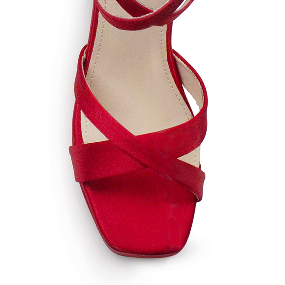 detalle del material shantung en zapatillas rojas para dama de plataforma con tiras cruzadas y tacón alto 11cm 