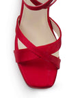 detalle del material shantung en zapatillas rojas para dama de plataforma con tiras cruzadas y tacón alto 11cm 