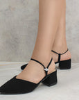 Zapatillas negras para mujer con punta fina correa ajustable y tacón cuadrado bajo de 5cm