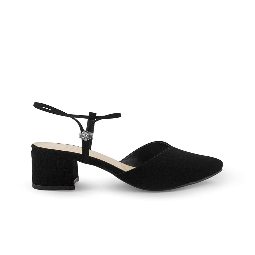 Vista lateral de zapatilla negra para mujer con punta cerrada correa ajustable y tacón bajo de 5cm