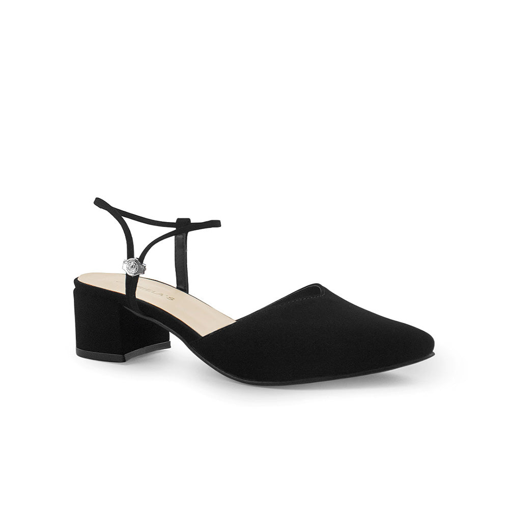 Vista diagonal de zapatilla negra para mujer con correa ajustable y tacón cuadrado bajo de 5cm