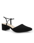 Vista diagonal de zapatilla negra para mujer con correa ajustable y tacón cuadrado bajo de 5cm